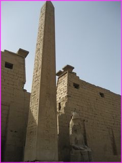 La soeur de celle de la place de la Concorde � Paris et qui elle est encore � Louxor