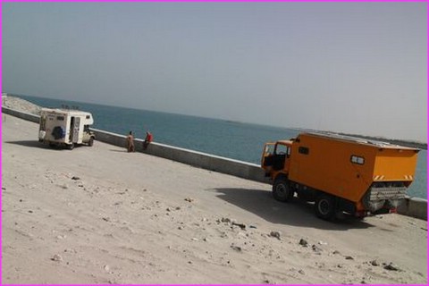 Quand Prosper rencontre, � Abu Dhabbi, un grand copain Fran�ais, le Renault de Marc