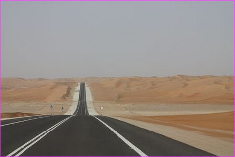 L� bas, c'est tout droit entre les dunes !