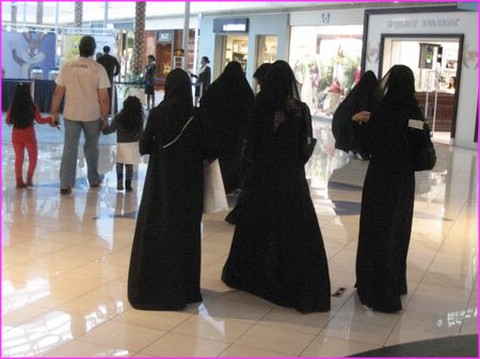 Belles faisant du shopping dans un grand centre commercial