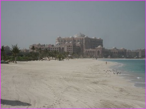 Beau et majestueux Palace H�tel � Abu Dhabi. Et belle plage pour le mettre en valeur