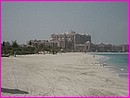 Beau et majestueux Palace Htel  Abu Dhabi. Et belle plage pour le mettre en valeur