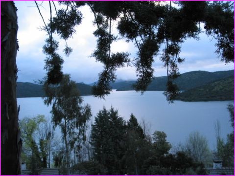 Etape au bord du lac du barrage (Embalse) de Guadalmena