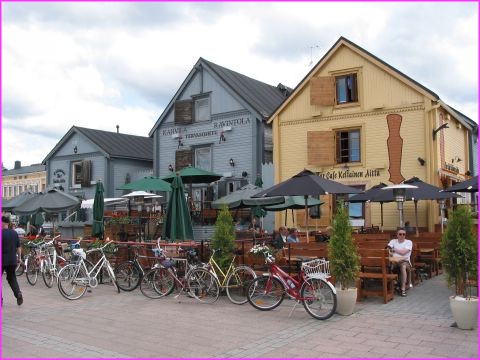 Les belles batisses anciennes sur la place du march� de OULU