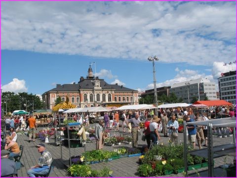 La grande place du march�, tr�s anim�e et l'H�tel de ville de Kuopio
