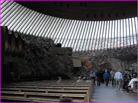 l'�glise Temppeliaukion (on ne r�p�te pas !) creus�e en partie dans la roche, � Helsinki