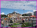 La grande place du march�, tr�s anim�e et l'H�tel de ville de Kuopio