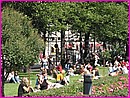 D�s qu'il y a du soleil les habitants d'Helsinki vont sur les pelouses de l'esplanade