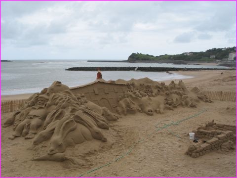 Sculture de sable sur la plage de St Jean de Luz