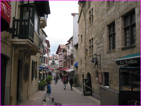 Une rue caractristique du vieux St Jean de Luz