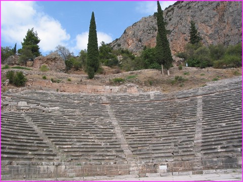 Toujours � Delphes, le th��tre super bien conserv�