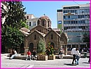 Au hasard de nos balades dans Ath�nes, cette petite �glise orthodoxe a attir� notre curiosit�.