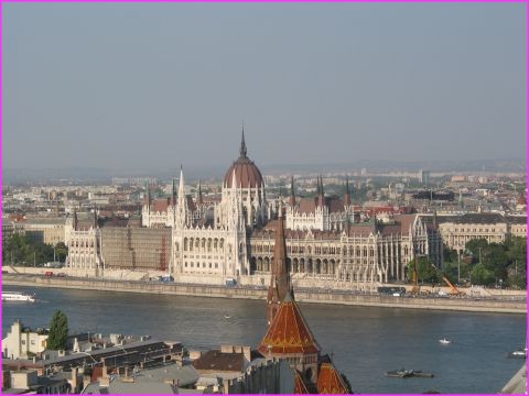 Vue du Parlement qui se trouve lui du c�t� Pest � Budapest