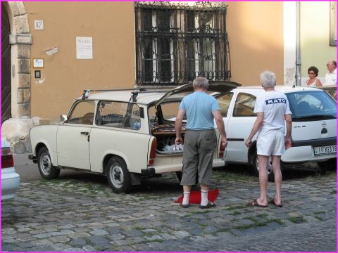 On en a vu des centaines en Hongrie des Trabant !!! Ici, une en train de se faire 