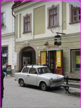 Une autre Trabant : on croirait qu'elle est � gagner au loto !!
