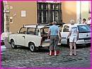 On en a vu des centaines en Hongrie des Trabant !!! Ici, une en train de se faire 