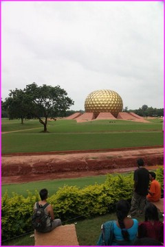 Auroville et son Matrimandir. Beau � voir mais � quoi correspond vraiment tout �a ? .......