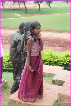 Toute jeune fille en robe du Dimanche