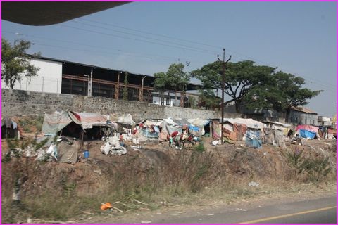 Mais la mis�re et les conditions de vie inimaginables sont bien l�, le long de la route, dans les bidonvilles, ... Peut-on parler de vie ...