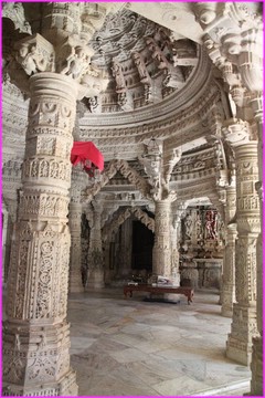 La merveille des scultures du marbre des temples Jains, ici � Ranakpur