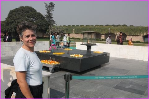 Patricia pose devant le m�morial sur le site de la cr�mation de Gandhi � Delhi