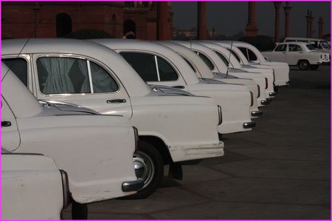 Un bel alignement de culs ... de voitures. : les Ambassadors toujours au service des Minist�res !