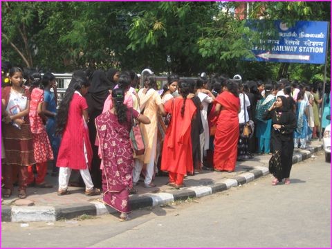 La queue � l'entr�e de l'universit� : des centaines de m�tres color�s