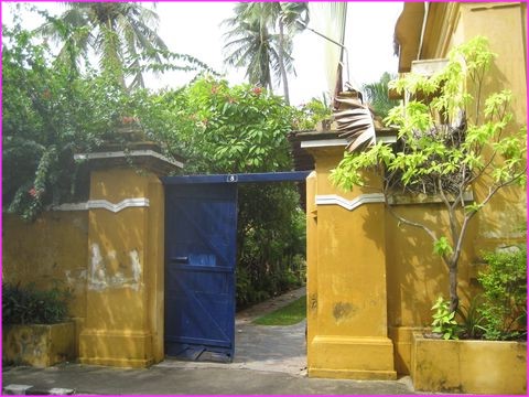 De belles portes dans les recoins de Pondichery tmoignent d'une richesse passe ou encore existante