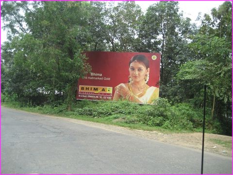 Etonnant de voir des centaines de grands panneaux de Pub pour de l'or dans un pays o� la pauvret� est souvent extr�me