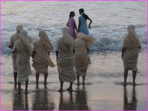 M�me les nones viennent faire trempette : Dieu le leur pardonne !