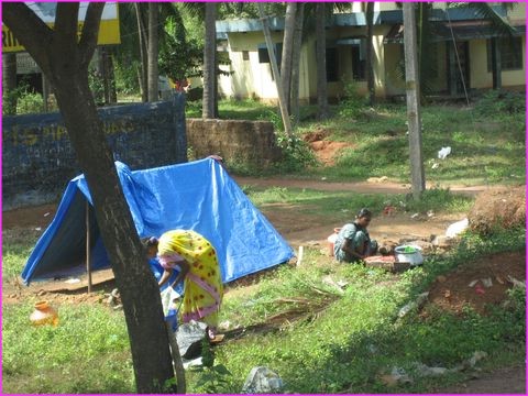 ... et beaucoup d'habitat rudimentaire : ici travailleurs de voirie en bord de route qui vivent sous une simple b�che