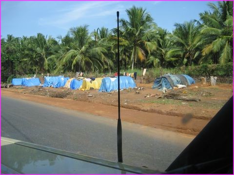 ... sans commodit�s ni rien et pour quelques roupies gagn�es par mois avec la fatigue de nombreuses heures pass�es � creuser des tranch�es avec de simples barres � mines ou pelles rudimentaires.