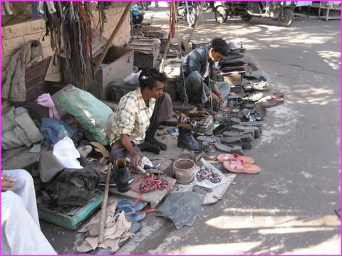 Petits boulots (ici cordonniers) sur la chauss�e