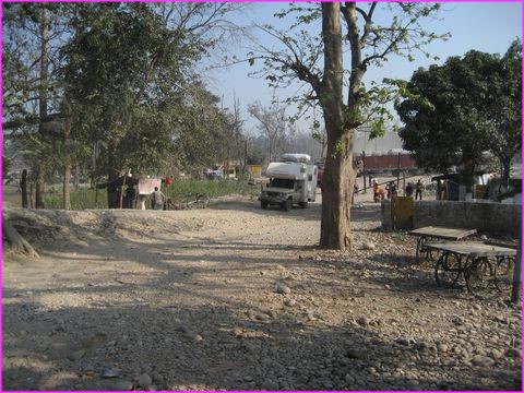 Une fronti�re pour rentrer en Inde (en venant du N�pal) tr�s 