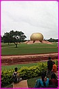 Auroville et son Matrimandir. Beau  voir mais  quoi correspond vraiment tout a ? .......