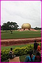 Auroville et son Matrimandir. Beau � voir mais � quoi correspond vraiment tout �a ? .......