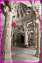 La merveille des scultures du marbre des temples Jains, ici � Ranakpur