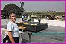 Patricia pose devant le m�morial sur le site de la cr�mation de Gandhi � Delhi
