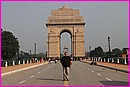 ... et Andr� devant l'India Gate � Delhi