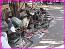 Petits boulots (ici cordonniers) sur la chauss�e