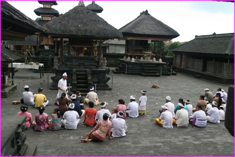 Une famille en prire dans un temple
