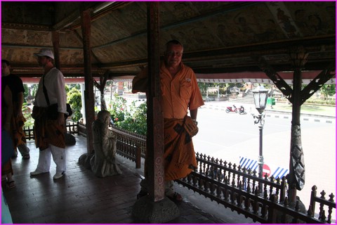 Ils ont m�me r�ussi � me faire mettre un sarong. Qui l'eut dit !