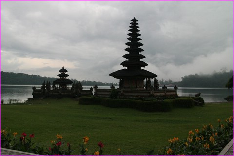 Un temple au bord du lac