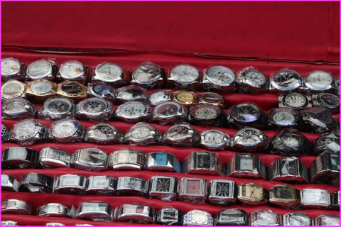 vraiment de tout y compris des tonnes de copies de montres de grandes marques