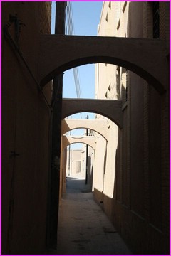 Ruelle typique d'un vieux centre-ville, murs en pis�