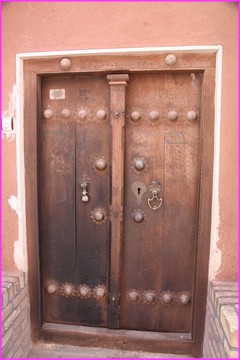 Porte avec 2 heurtoirs : le marteau pour les hommes et l'anneau pour les femmes. Ainsi on sait qui est derri�re la porte