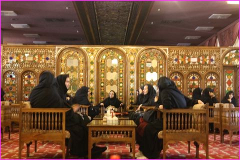 Jeune filles buvant le th� dans l'h�tel Abbasi � Ispahan