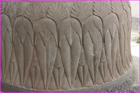 Revue du Crazy Horse Saloon ? non, bas relief sur une colonne de Pers�polis