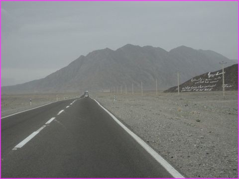 La route � environ 1500 m�tres d'altitude, avec du d�sert et des montagnes 