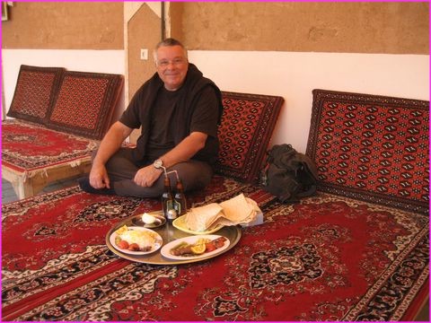 Quand j'�tais petit il ne fallait pas mettre les coudes sur la table, ici on y met les fesses et les pieds. J'y comprends plus rien !